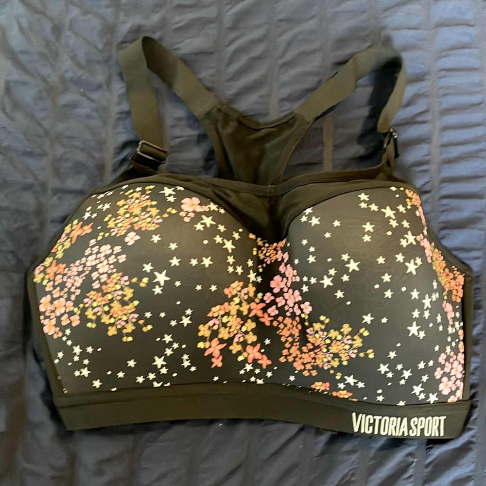 Victoria’s Secret sports bra in 32DD